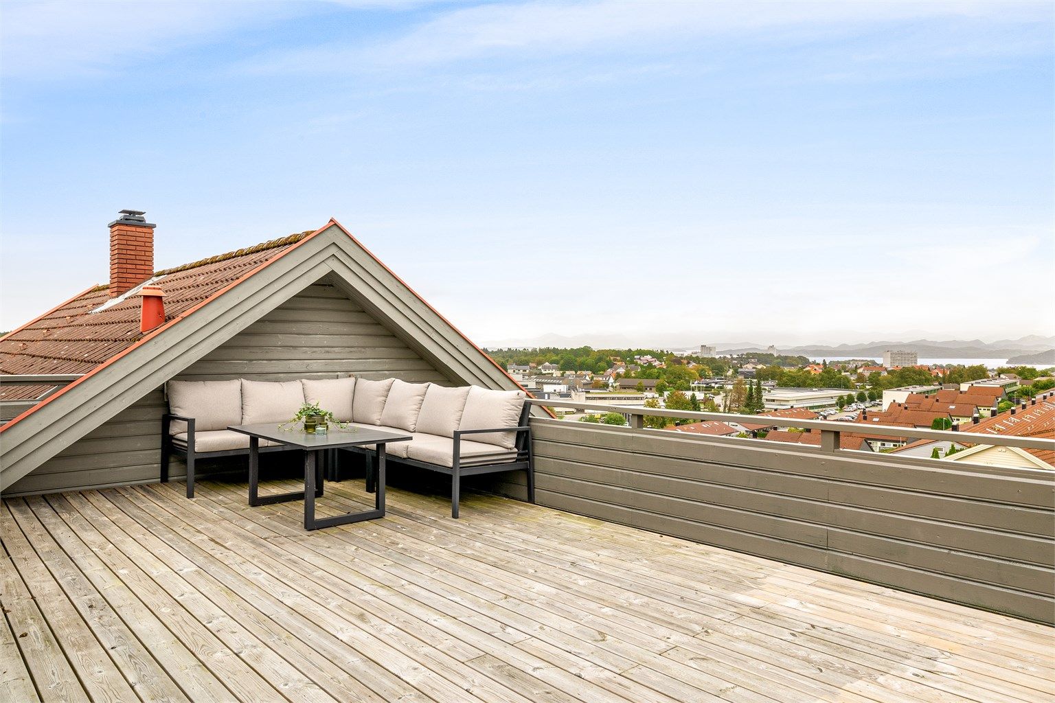 Altan/takterrasse på hele 30 kvm. (Påbygd stue og altan over er forlenget iht. tegninger fra 1950 - tiltak ikke byggemeldt)