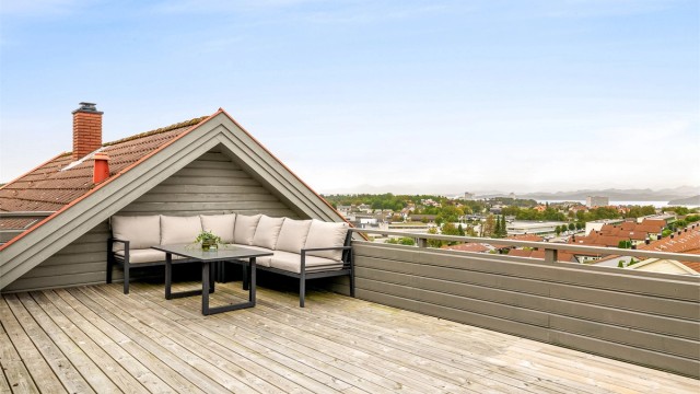Altan/takterrasse på hele 30 kvm. (Påbygd stue og altan over er forlenget iht. tegninger fra 1950 - tiltak ikke byggemeldt)