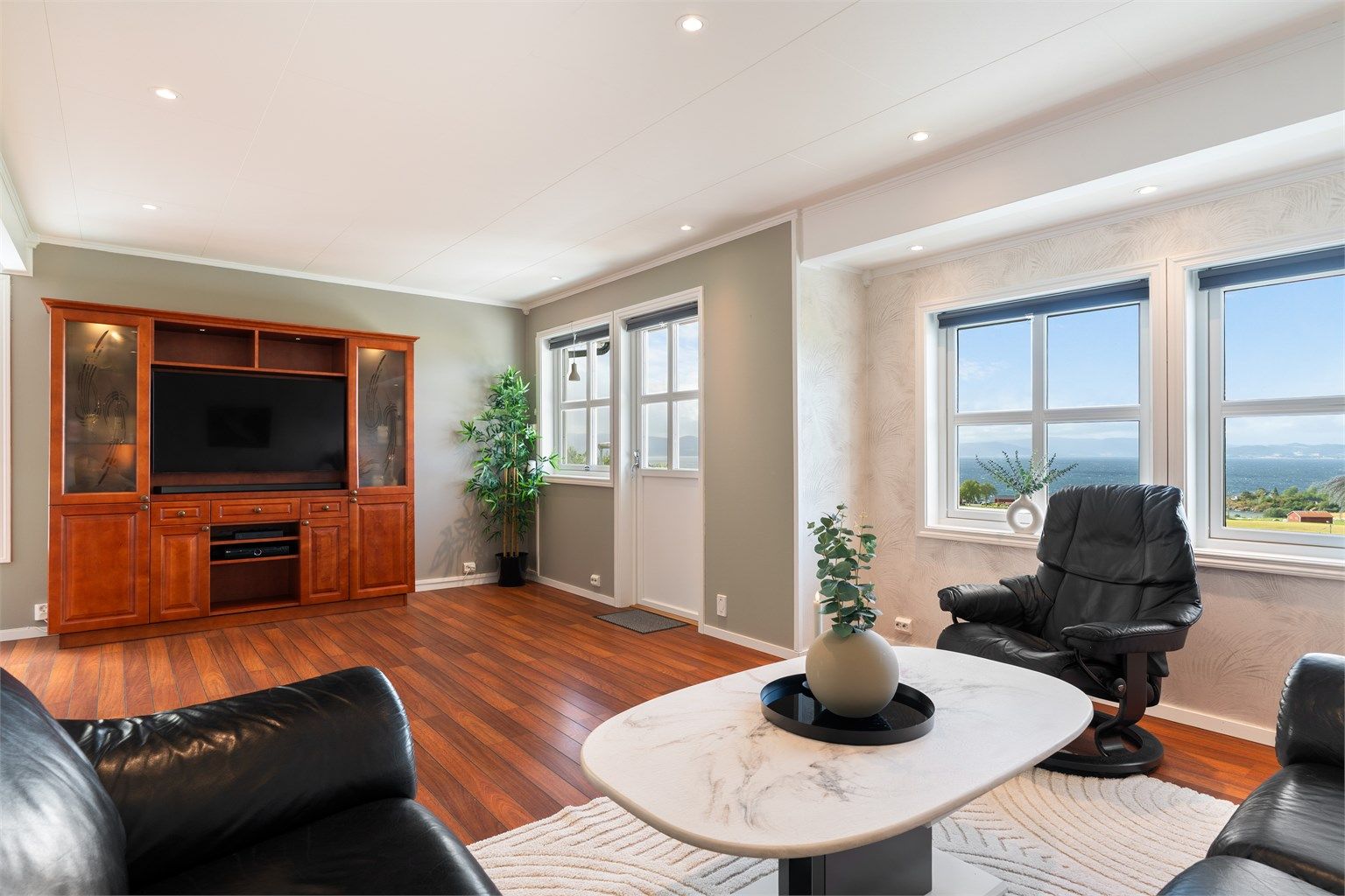 Boligen er gjennomgående lys og luftig med utstrakte vindusflater som sikrer rikelig med naturlig dagslys. 