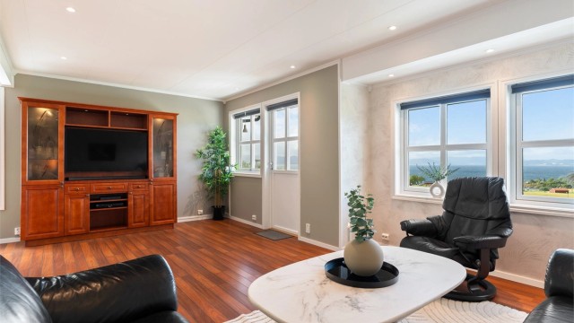 Boligen er gjennomgående lys og luftig med utstrakte vindusflater som sikrer rikelig med naturlig dagslys.