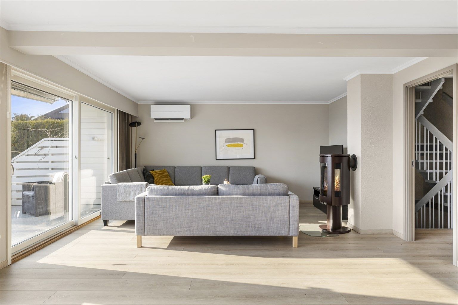 Fra stuen er det direkte utgang til en stor terrasse.