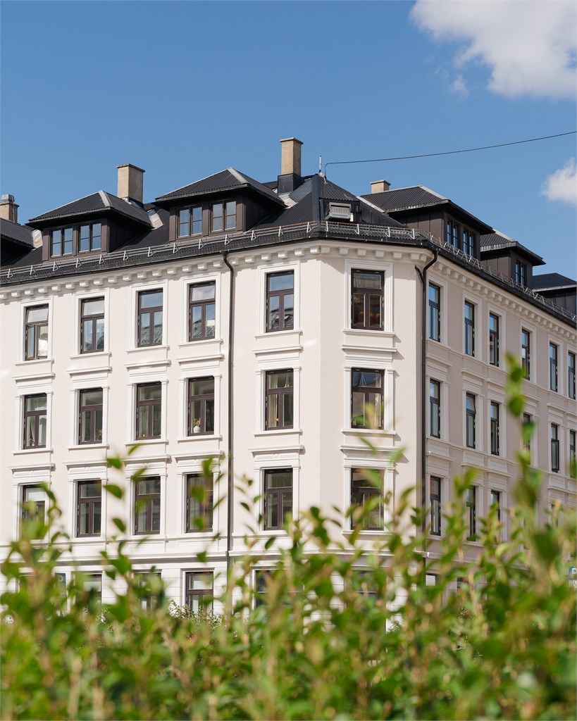 Den vakre bygården fra 1901 fikk nylig et ansiktsløft med nyrenovert fasade og nye vinduer. Klar for å skinne videre de neste 100 år!