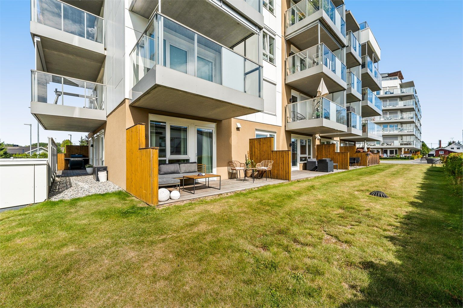 Leiligheten ligger på enden og har gode solforhold. 