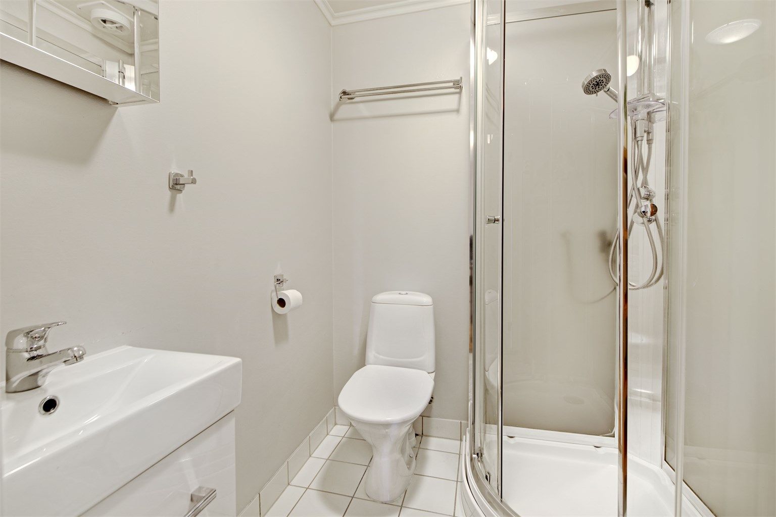 "HYBEL" - bad - flislagt gulv - vegger malt i 2020 - gulvvarme - baderomsinnredning, toalett og dusjkabinett fra 2020 - opplegg til vaskemaskin - badet er opprinnelig byggemeldt som bod (se punkt "ferdigattest/brukstillatelse" i salgsoppgaven