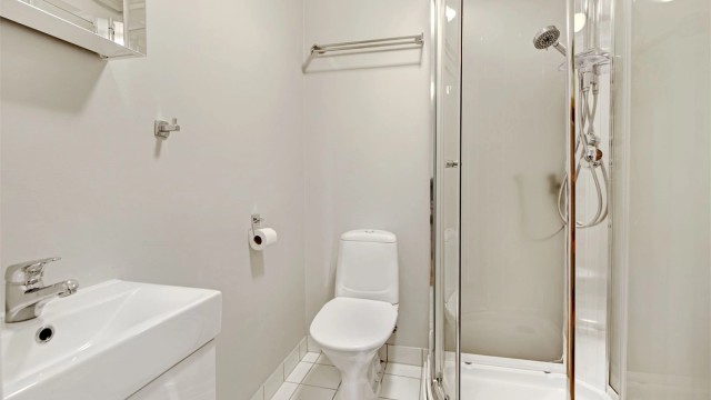 "HYBEL" - bad - flislagt gulv - vegger malt i 2020 - gulvvarme - baderomsinnredning, toalett og dusjkabinett fra 2020 - opplegg til vaskemaskin - badet er opprinnelig byggemeldt som bod (se punkt "ferdigattest/brukstillatelse" i salgsoppgaven