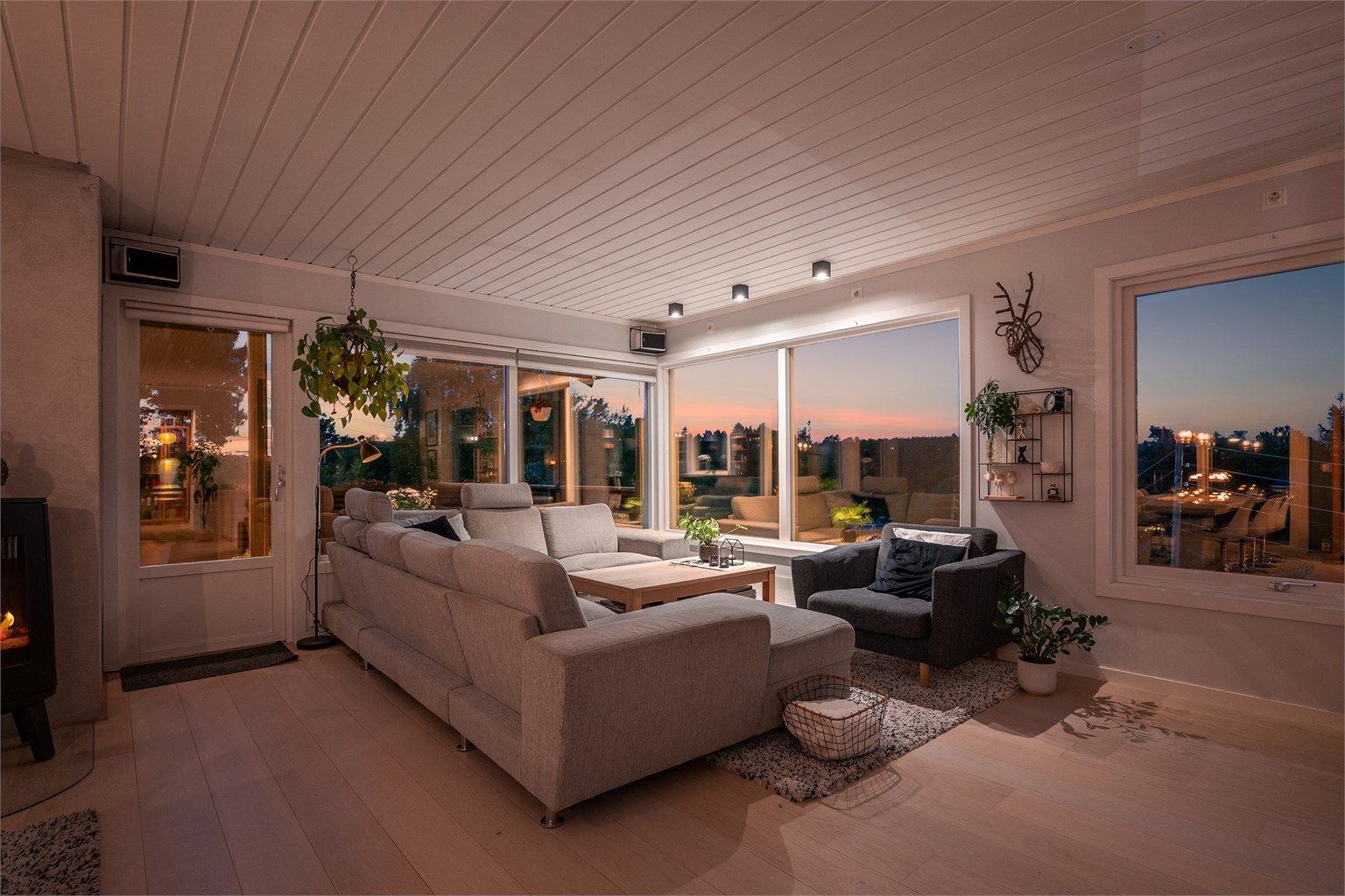 Boligens indre ble i 2018 omhyggelig renovert med blant annet nye overflater på gulv og vegger, nytt skjult el-anlegg og ny belysning.