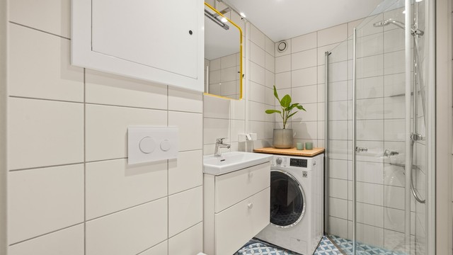 Det flislagte badet har behagelig gulvvarme, vegghengt toalett og regnfallsdusj.