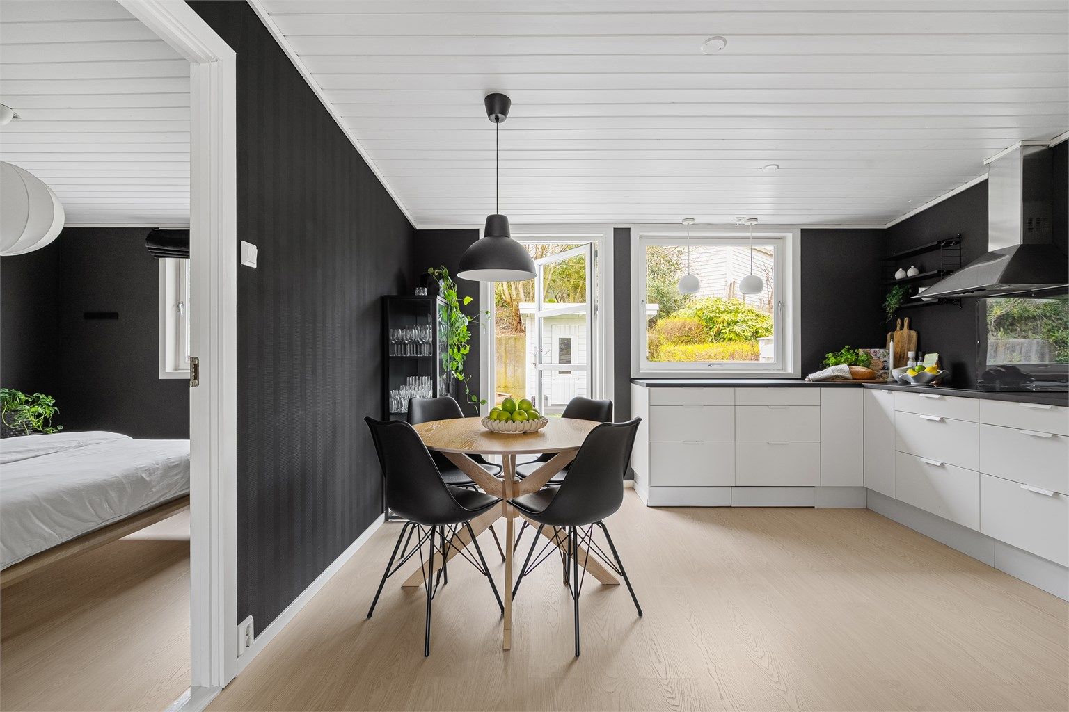 Ved kjøkken ligger boligens tredje godkjente soverom, soverom III. 
