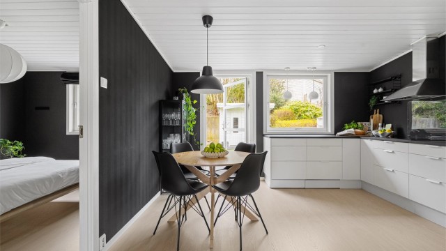 Ved kjøkken ligger boligens tredje godkjente soverom, soverom III.