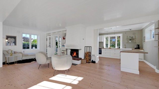Lekker kjøkkenøy med plass til barstoler.