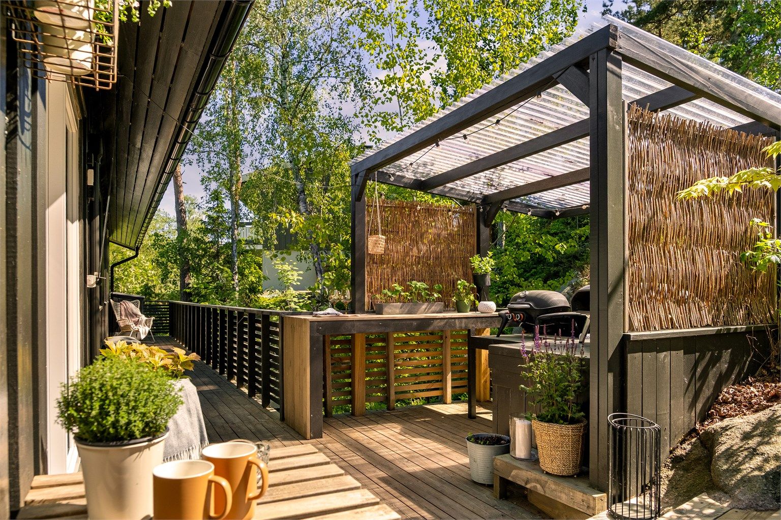Terrassen er forlenget langs hele sørsiden og komplettert med pergola der måltidene kan tilberedes i det fri.