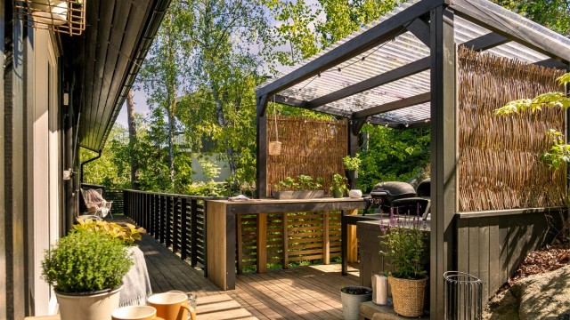 Terrassen er forlenget langs hele sørsiden og komplettert med pergola der måltidene kan tilberedes i det fri.