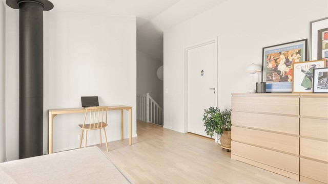 Et fleksibelt rom som egner seg godt som TV-stue, kontor eller lekeareal.