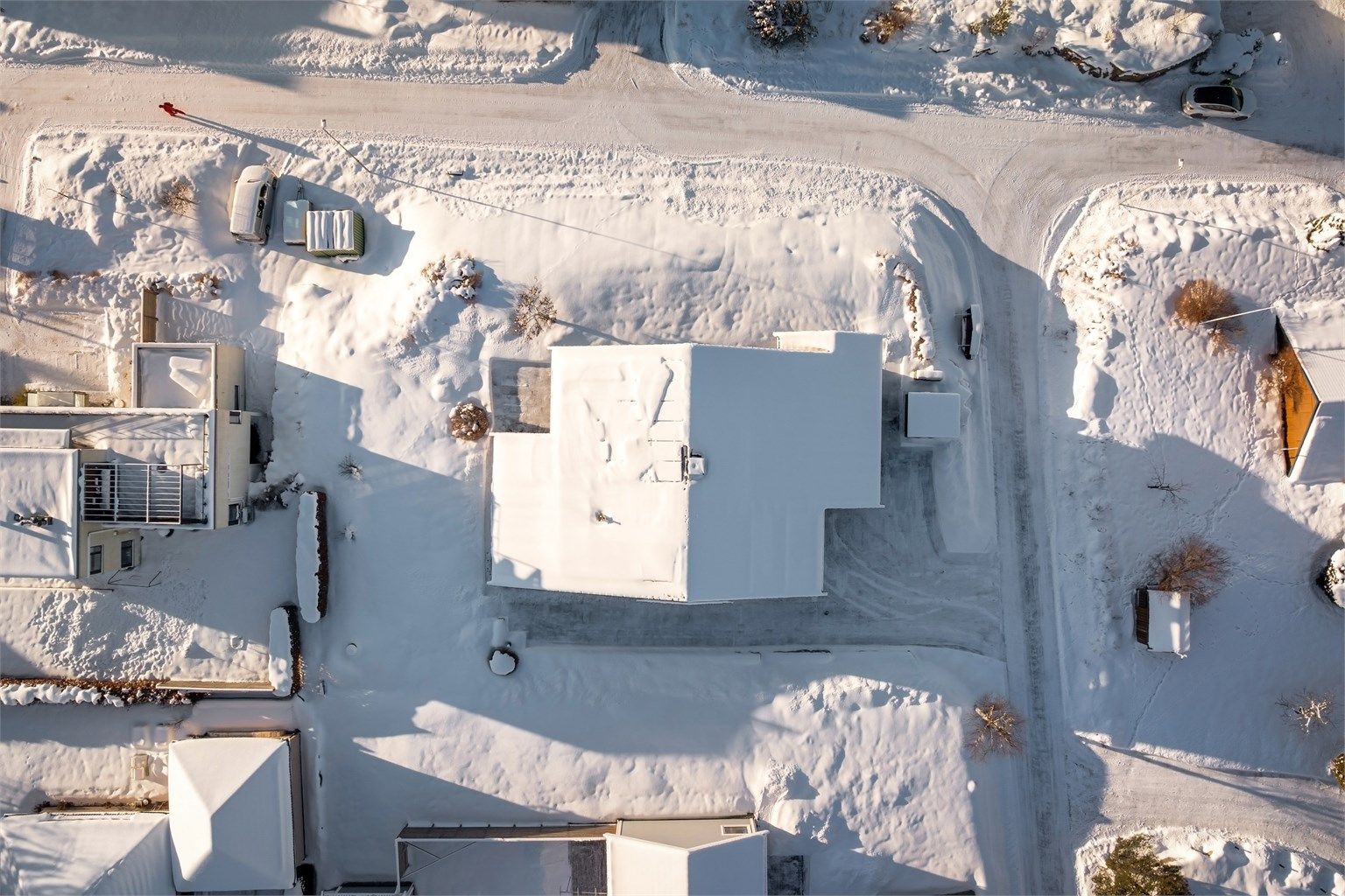 Boligen har en god plassering på tomten.