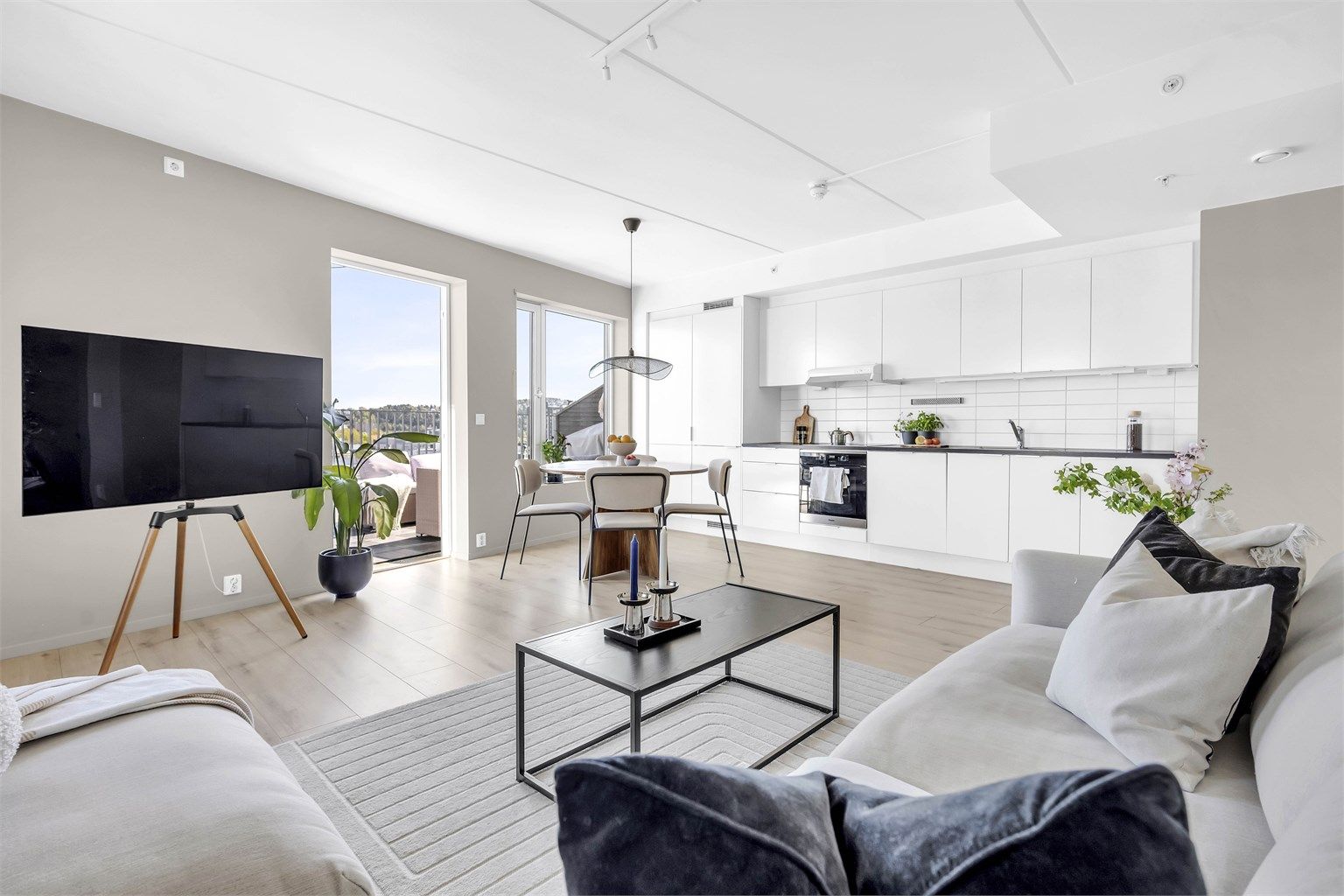 En stilren og sjarmerende 3-roms selveier beliggende i byggets toppetasje.