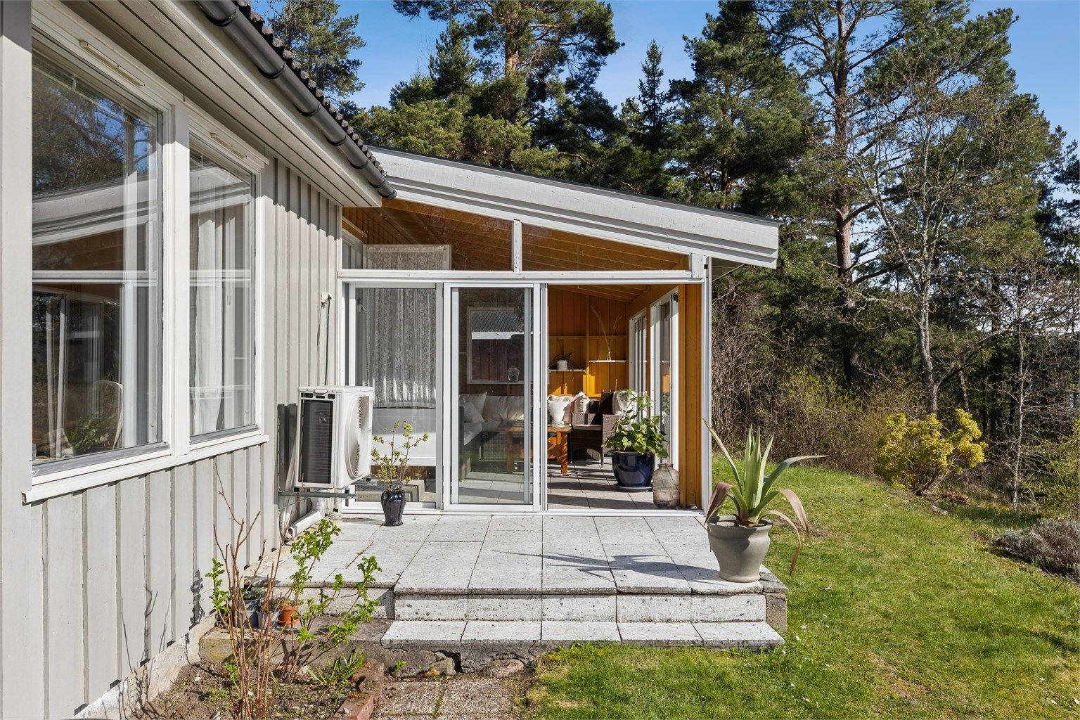 Fra vinterhagen er det enkel og naturlig adkomst ut til hagen, som skaper en sømløs overgang mellom inne- og uterom.