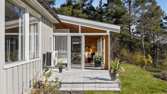 Fra vinterhagen er det enkel og naturlig adkomst ut til hagen, som skaper en sømløs overgang mellom inne- og uterom.