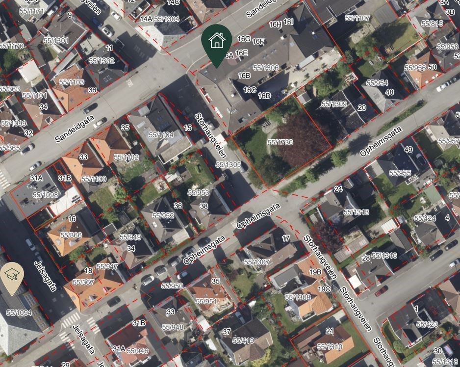 Storhaug skole er få skritt fra boligen (ca. 150 m), og det er flere barnehager i nabolaget