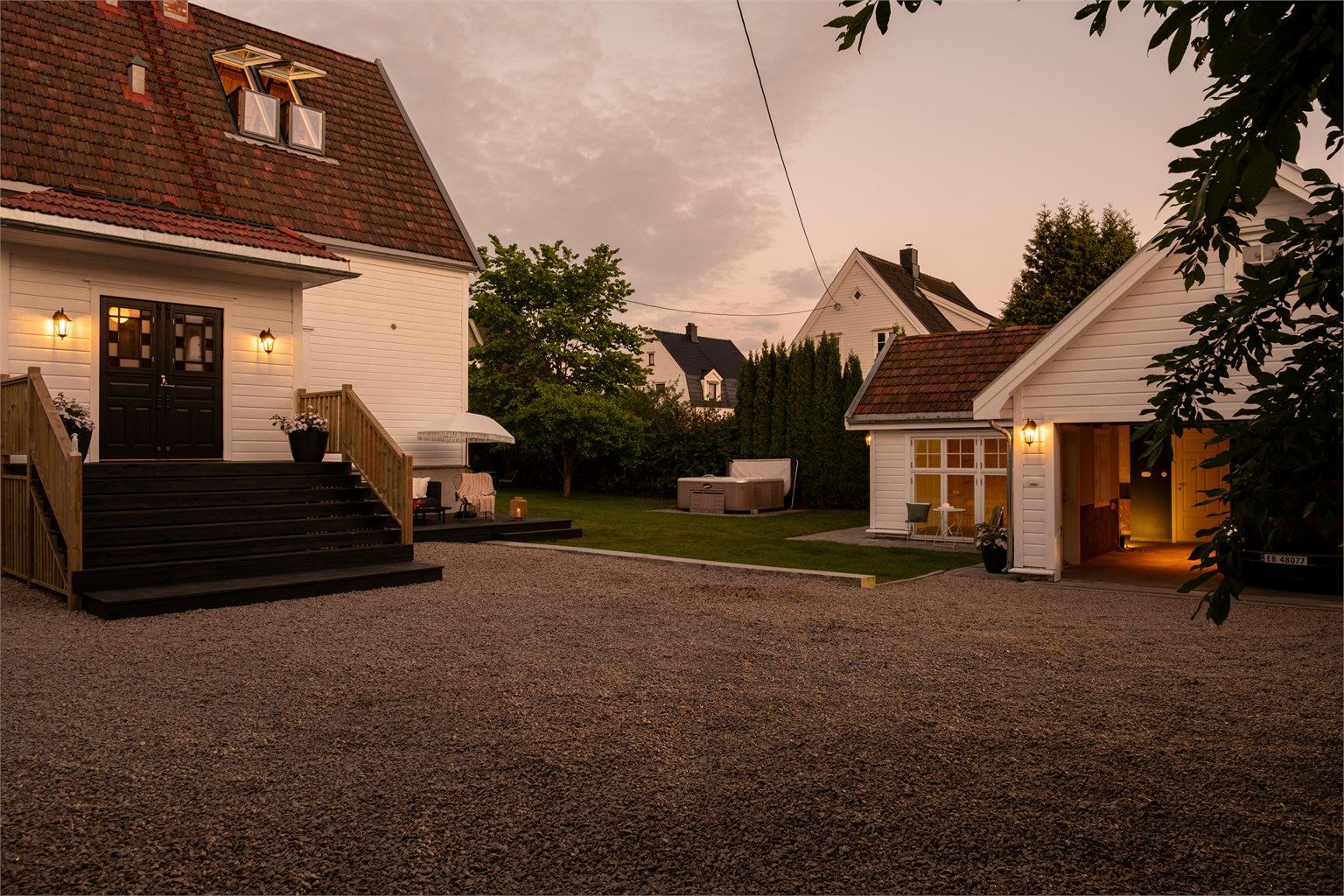 Gårdsplassen og den nyanlagte hagen danner til sammen et pent, avskjermet tun mellom huset og garasjen.