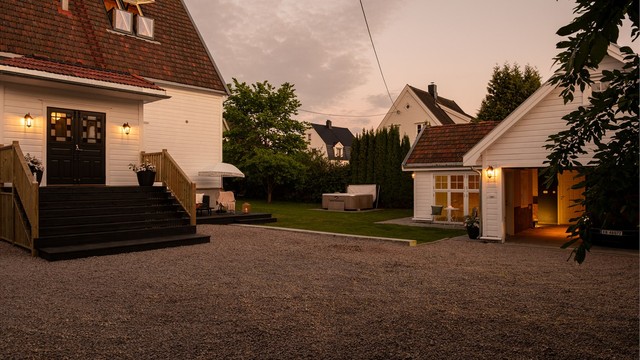 Gårdsplassen og den nyanlagte hagen danner til sammen et pent, avskjermet tun mellom huset og garasjen.