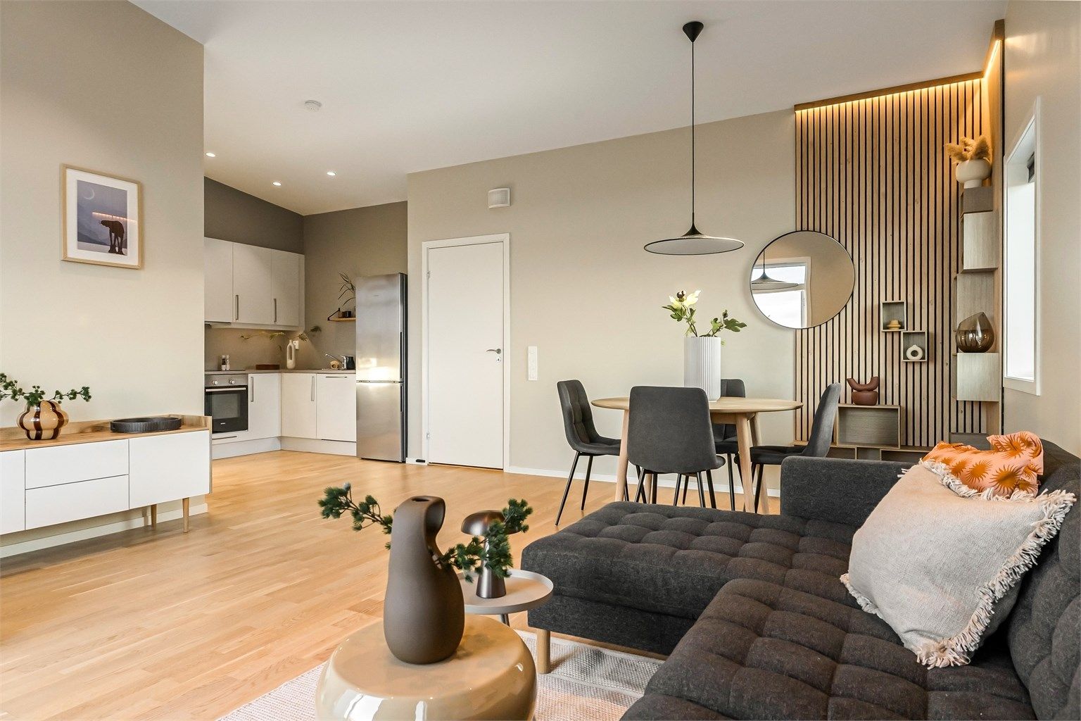 Delikat leilighet med nydelige overflater. Stilig med spilevegg med integrert LED lys. Smartstyring av lys og varmekabler.