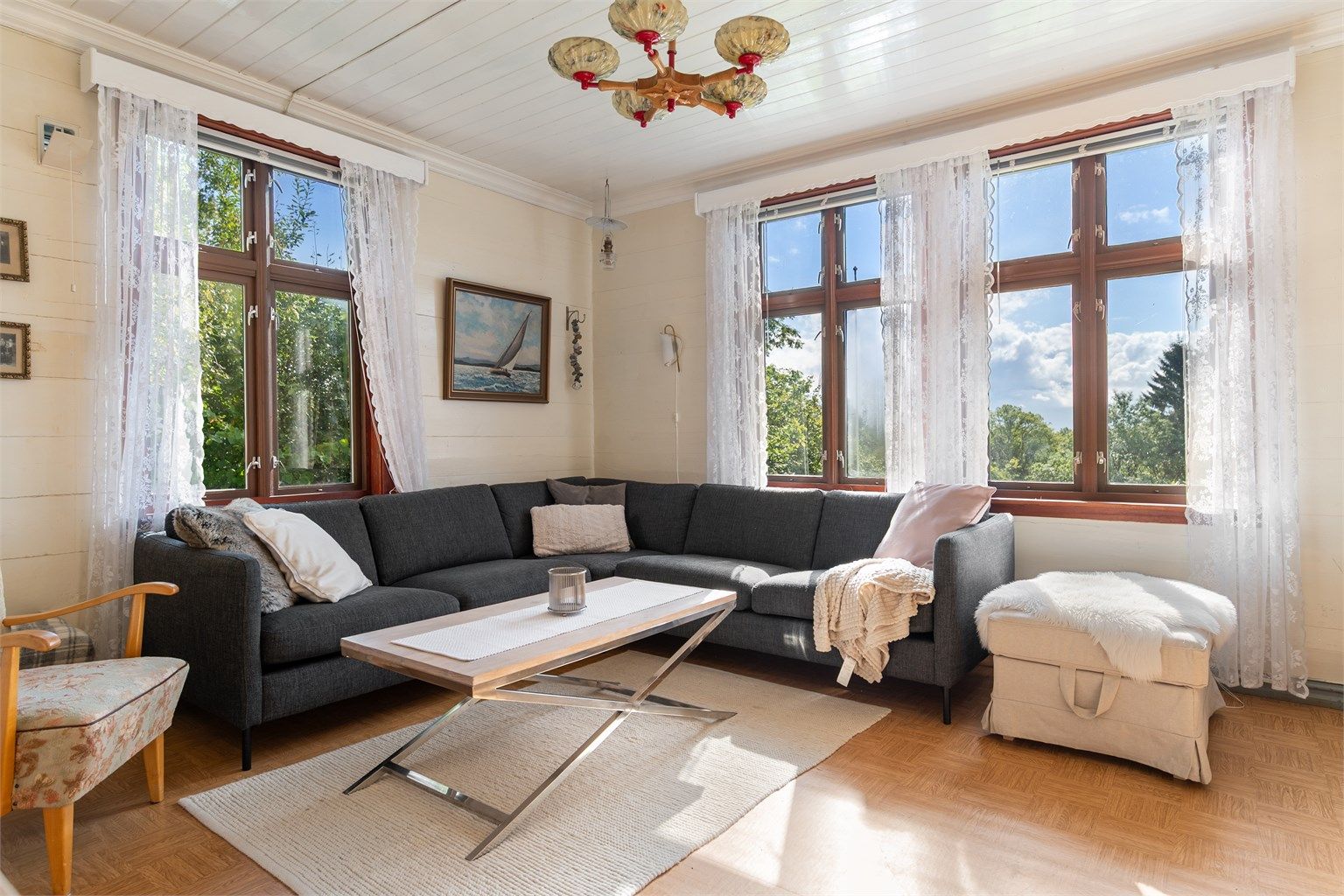 - Store vindusflater mot to sider slipper inn rikelig med naturlig lys -