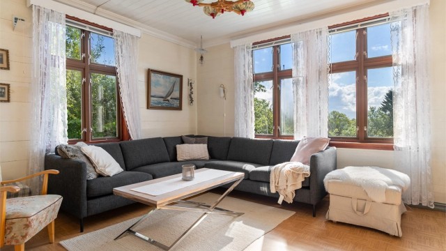 - Store vindusflater mot to sider slipper inn rikelig med naturlig lys -