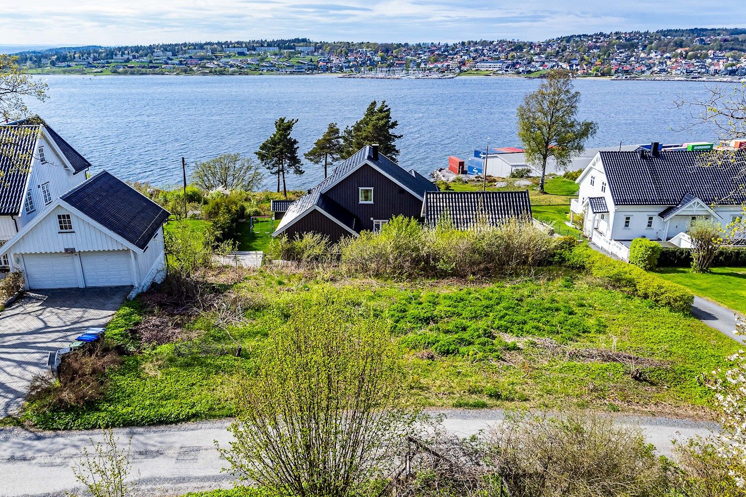 Tomten har naturlig terreng av tidligere skogbunn, skrånende nedover i nord-vestlig retning.