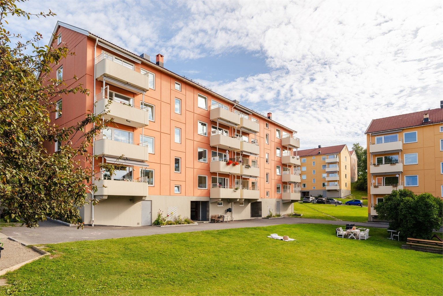 Traverveien 31 har en av borettslagets bedre beliggenheter og balkongen byr på idyllisk utsikt