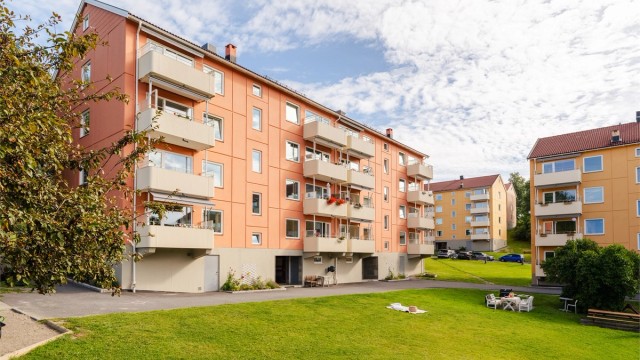 Traverveien 31 har en av borettslagets bedre beliggenheter og balkongen byr på idyllisk utsikt
