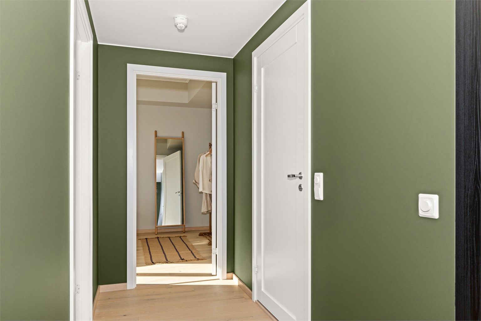 Videre har du adkomst til de to soverommene og badet.