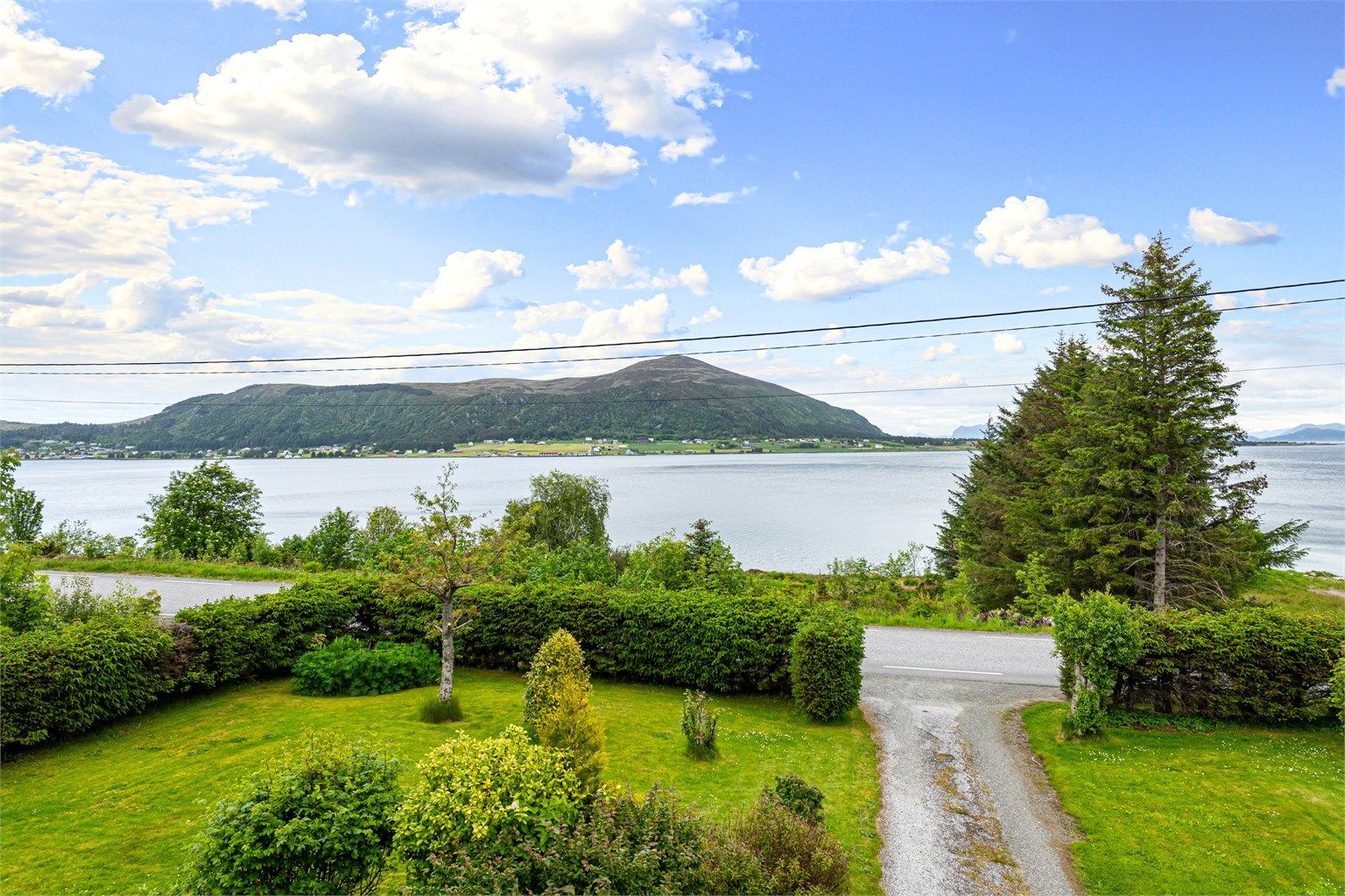 Flott utsikt fra eiendommen over Longva fjorden og Flemsøy.