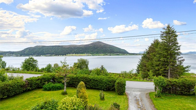 Flott utsikt fra eiendommen over Longva fjorden og Flemsøy.