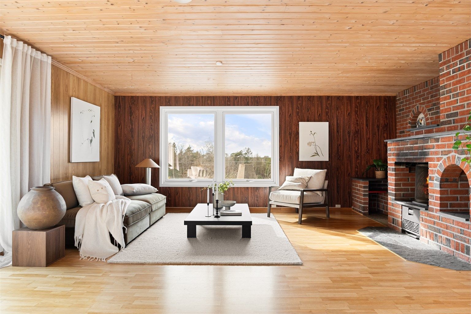 Solstråler og mye naturlig lys fyller stuen, dagen gjennom.