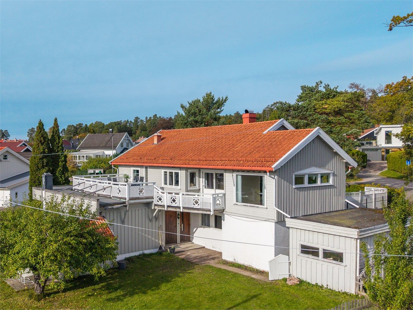 Tomten er opparbeidet med plenarealer, beplantning og flere lune uteplasser som innbyr til lange sommerdager utendørs. Det er gjort en rekke endringer på fasaden i form av plassering og størrelse på vinduer.