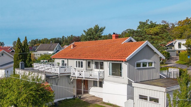 Tomten er opparbeidet med plenarealer, beplantning og flere lune uteplasser som innbyr til lange sommerdager utendørs. Det er gjort en rekke endringer på fasaden i form av plassering og størrelse på vinduer.