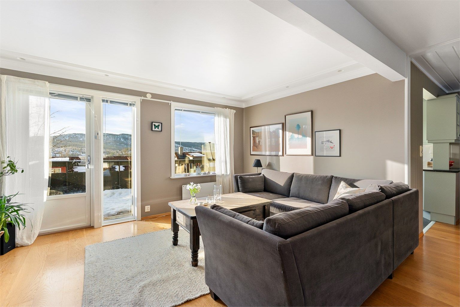 De store vinduene gir rikelig med naturlig lysinnslipp