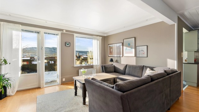 De store vinduene gir rikelig med naturlig lysinnslipp