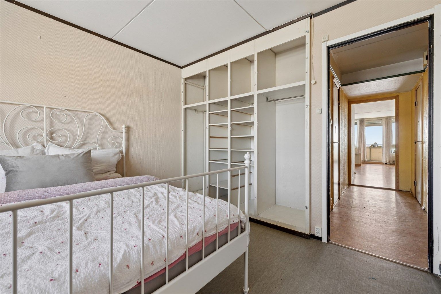 Her ser du potensialet for integrert garderobeløsning, som gir rikelig med lagringsplass.