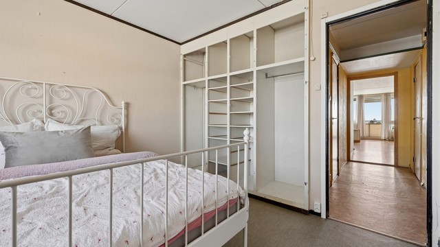 Her ser du potensialet for integrert garderobeløsning, som gir rikelig med lagringsplass.