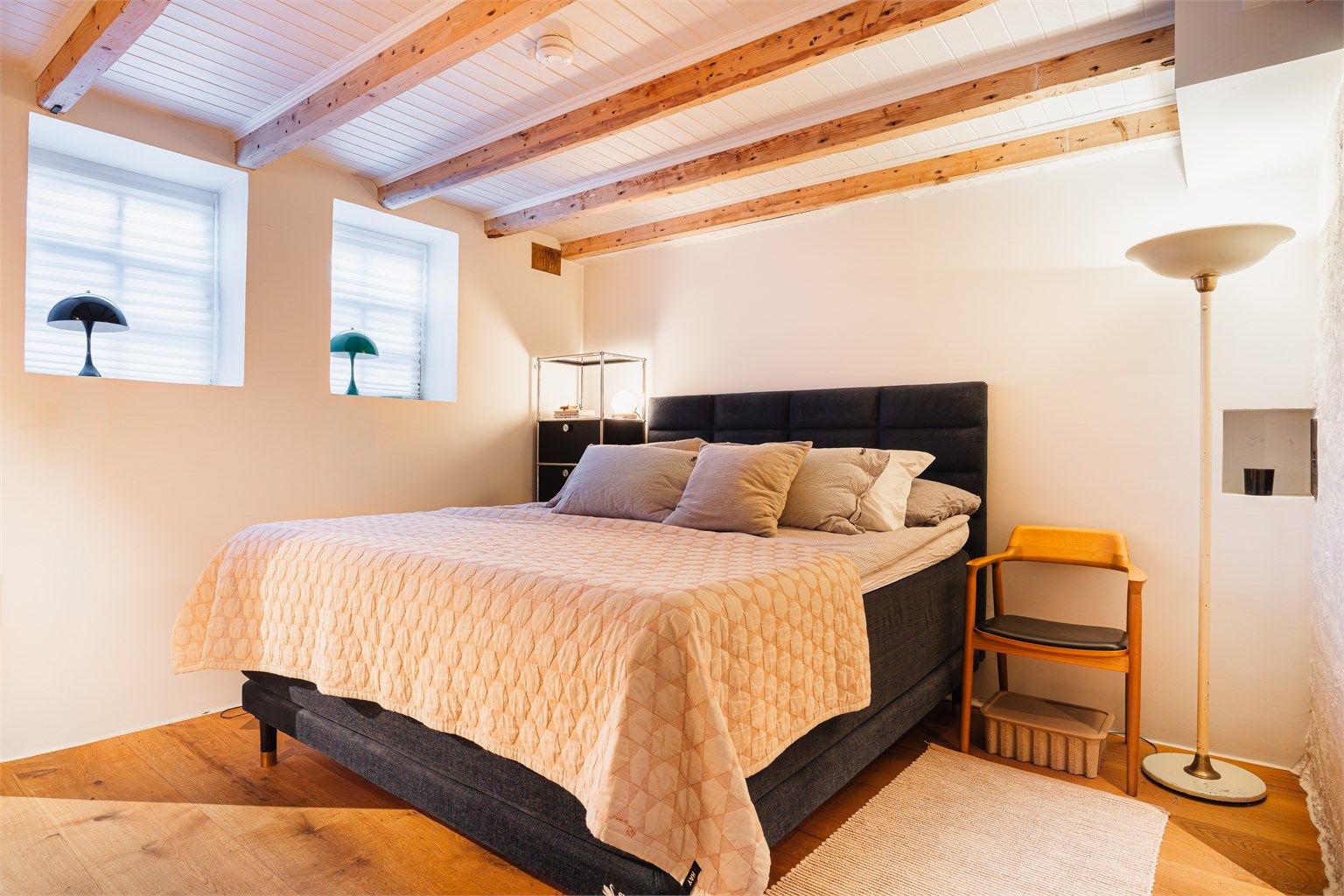 Hovedsoverommet ligger tilbaketrukket i en egen etasje. Det bemerkes at vinduene i kjelleren ikke tilfredsstiller krav til rømningsvei for rom godkjent for varig opphold. Se punkt om ferdigattest for nærmere informasjon. 