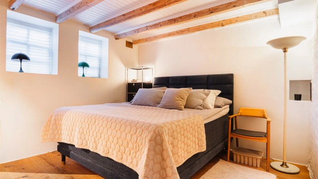 Hovedsoverommet ligger tilbaketrukket i en egen etasje. Det bemerkes at vinduene i kjelleren ikke tilfredsstiller krav til rømningsvei for rom godkjent for varig opphold. Se punkt om ferdigattest for nærmere informasjon.