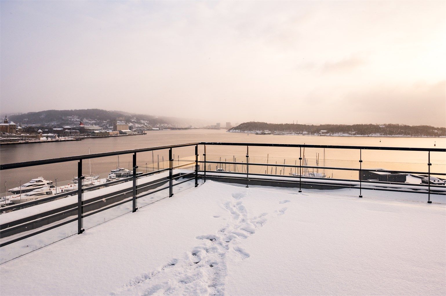 Velkommen til Lille Stranden 2! Presentert av Halvor L. Heikkilä v/ Eiendomsmegler Krogsveen. Bilde av felles takterrasse med fantastisk utsikt. Foto: Kreativ Mango