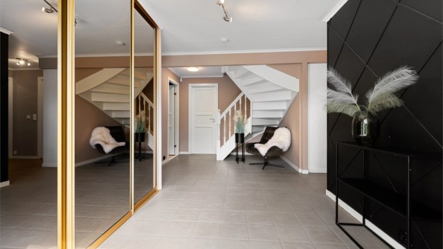 En stor skyvedørsgarderobe med speilfronter gir gode oppbevaringsmuligheter.