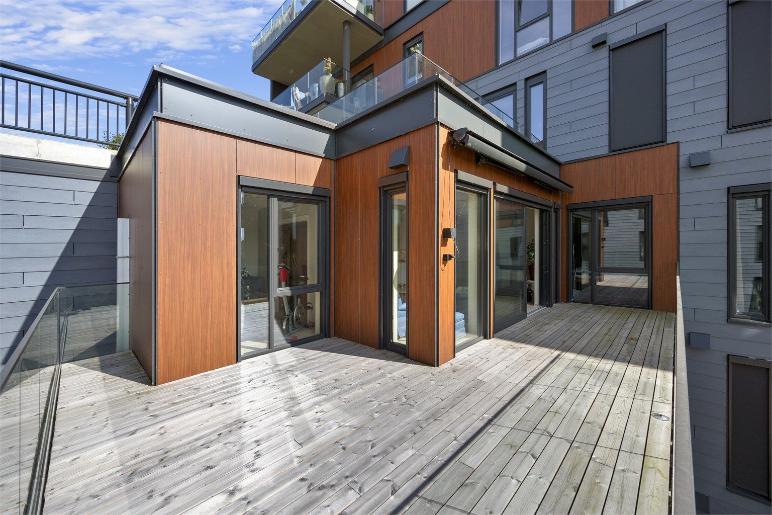 Fra stuen er det utgang til en stor balkong på 24 m² med utsikt mot sjøen.
Fotograf : Hallvard Rimereit