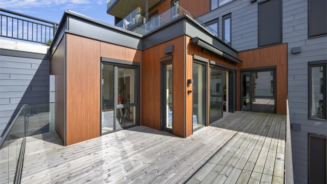 Fra stuen er det utgang til en stor balkong på 24 m² med utsikt mot sjøen.
Fotograf : Hallvard Rimereit