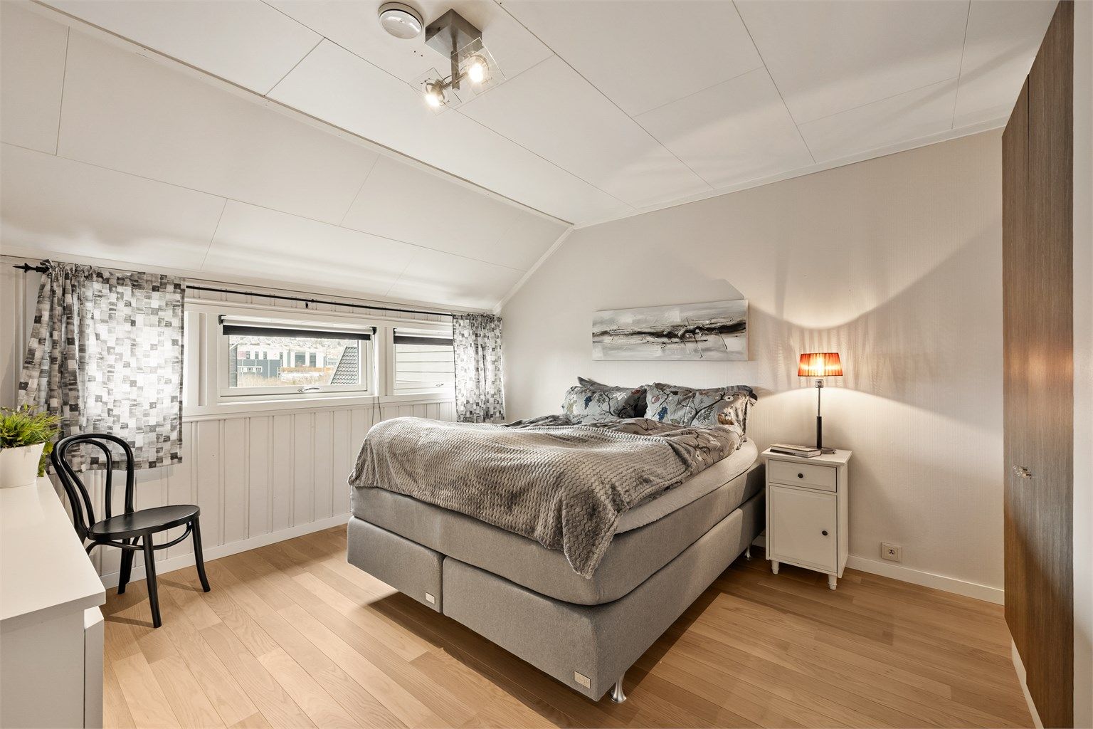 Begge soverommene har god plass til både seng samt skap og kommode for oppbevaring