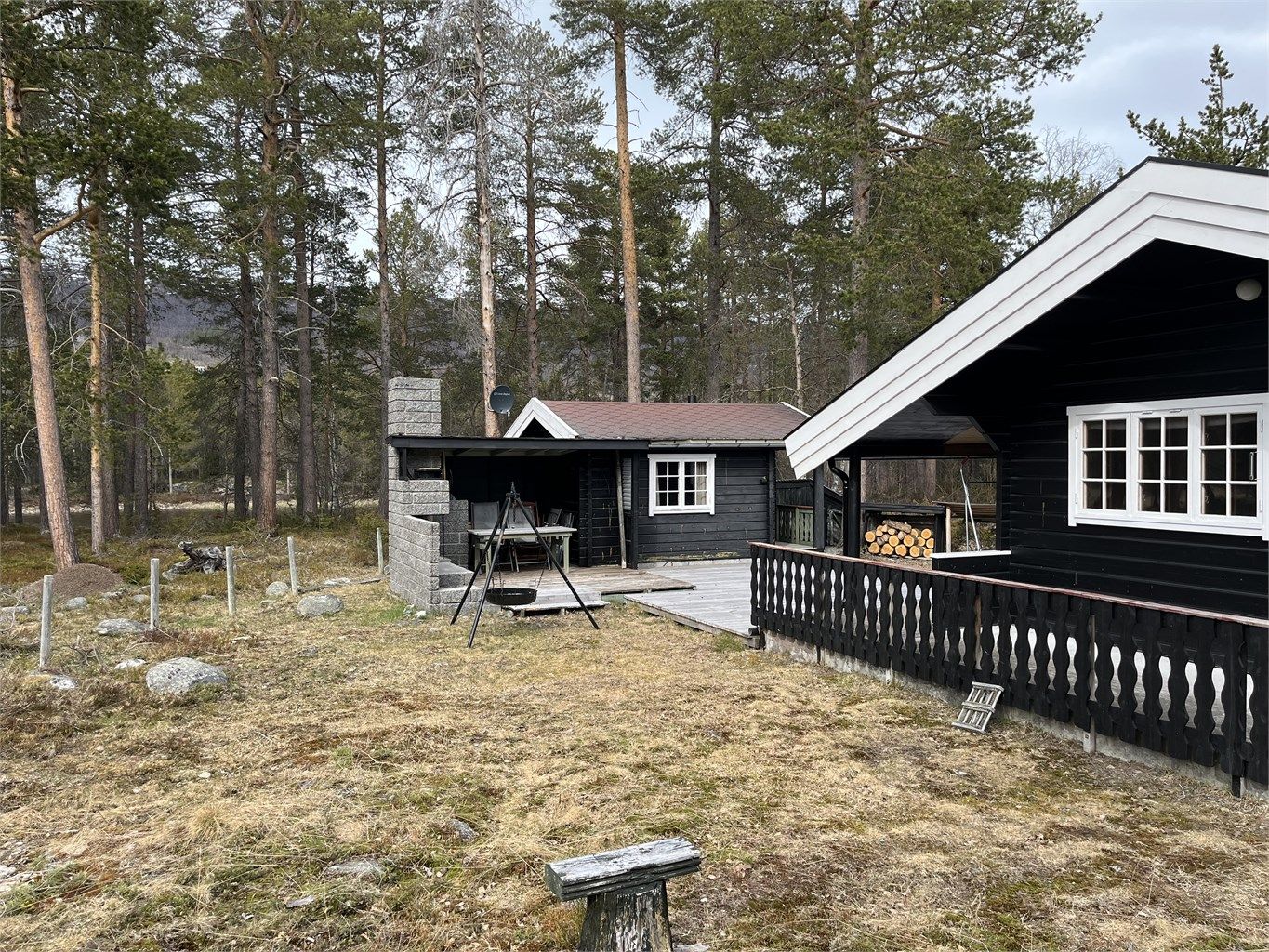 Taket på hovedhytta ble fornyet med pappshingel i 2020.
