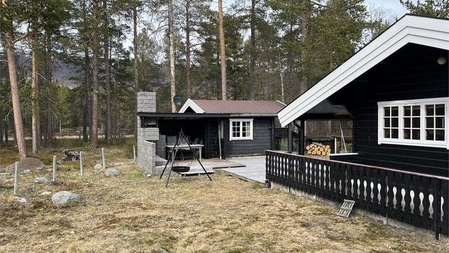 Taket på hovedhytta ble fornyet med pappshingel i 2020.