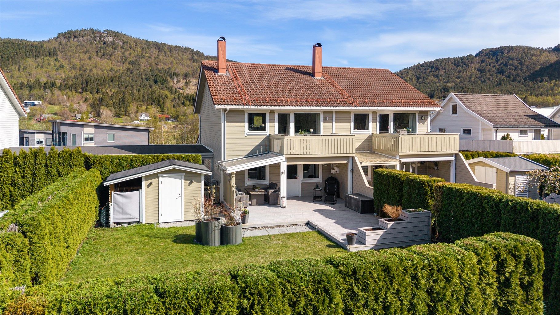 Boligen disponerer egen carport helt inntil husveggen, samt en parkeringsplass ved inngangen.